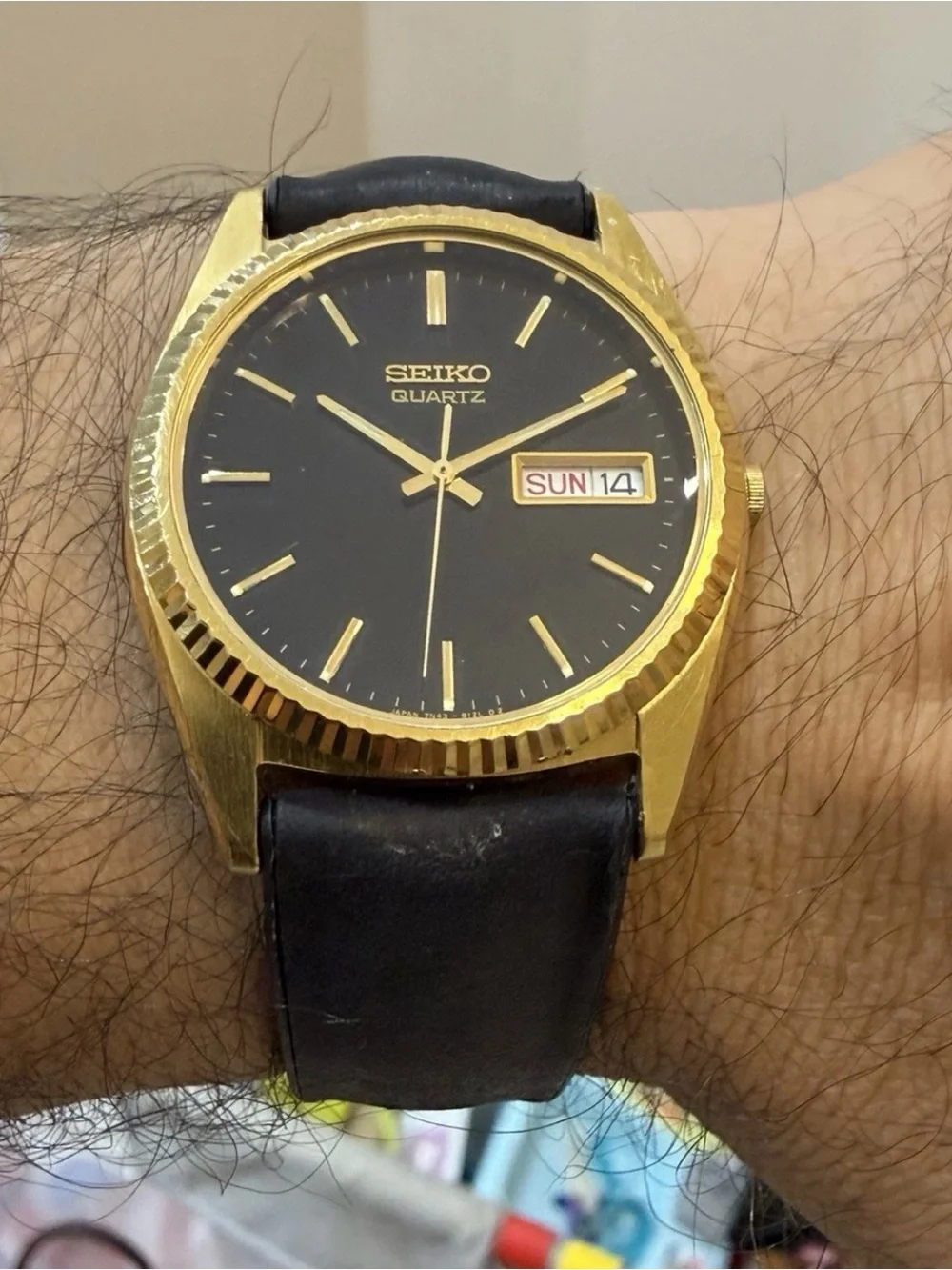 Vintage Seiko 7N43-8A10 Mens Gold Tone Fluted Bezel Black Dial Quartz Watch Day